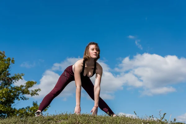 Mulher se alongando antes do treinamento — Fotografia de Stock