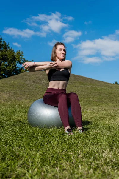 Donna che lavora con fitball — Foto stock