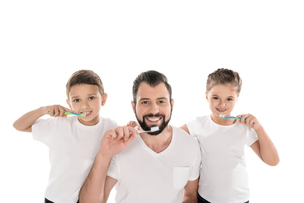 Familie beim Zähneputzen — Stockfoto