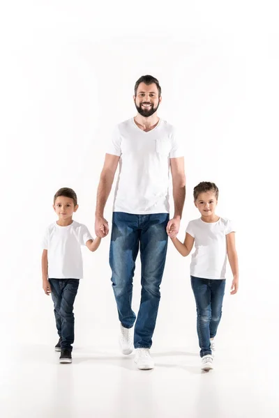 Padre e hijos tomados de la mano - foto de stock