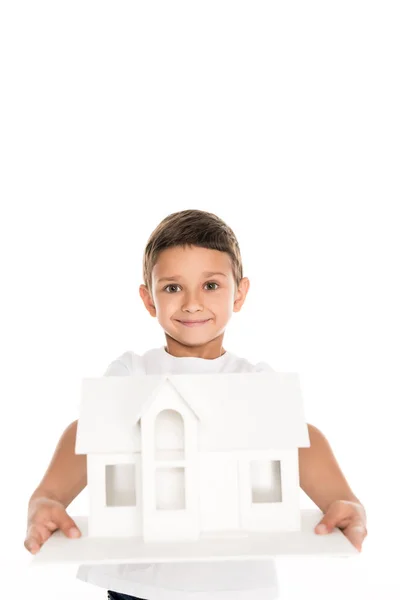 Menino segurando modelo de casa — Fotografia de Stock