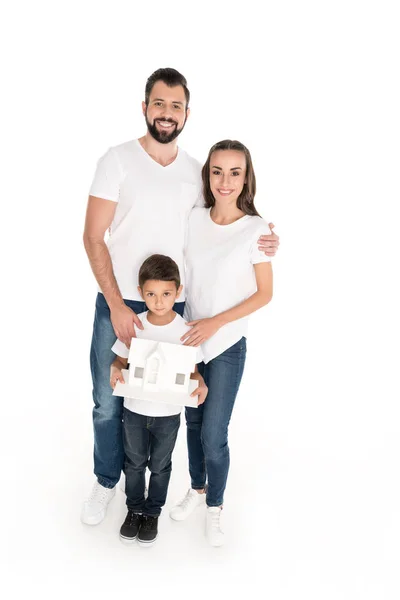 Junge mit Familienmodell und Eltern — Stockfoto