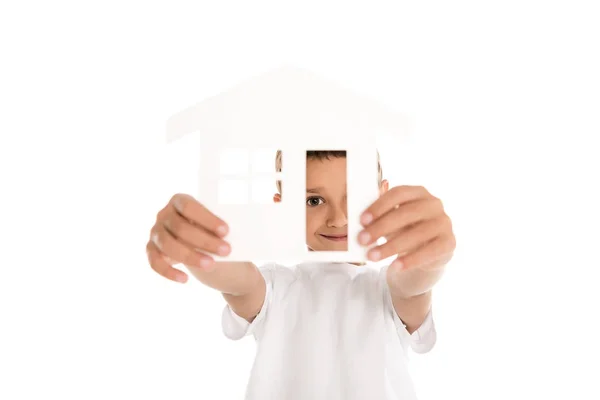 Хлопчик тримає модель будинку — стокове фото