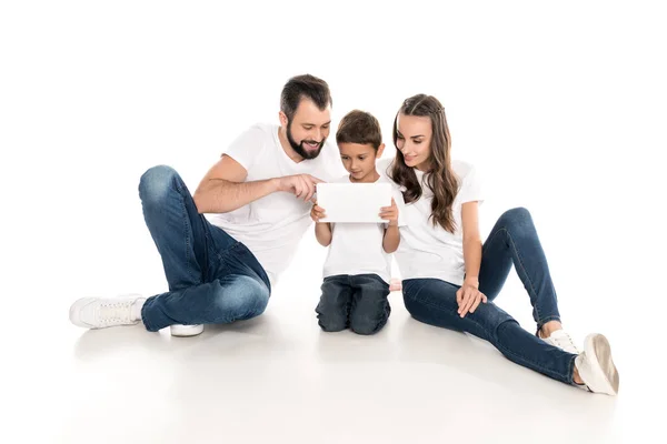 Famille avec tablette numérique — Photo de stock