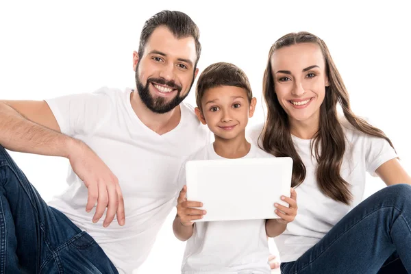 Famiglia con tavoletta digitale — Foto stock