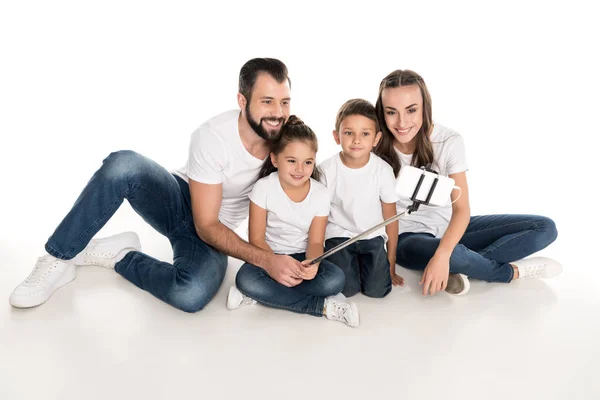 Famiglia che prende selfie — Foto stock