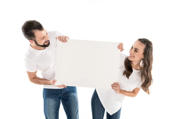 Pareja con banner en blanco - foto de stock