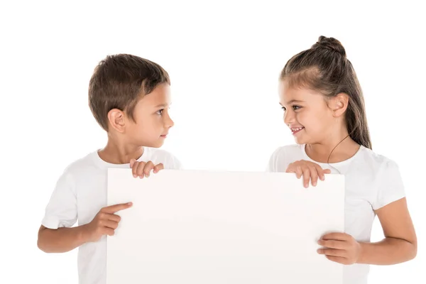 Niños con banner en blanco - foto de stock