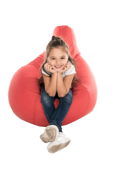 Niño sentado en la silla del bolso - foto de stock