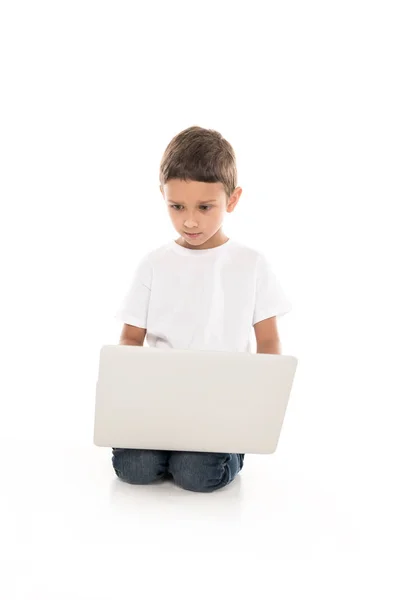 Kleiner Junge mit Laptop — Stockfoto