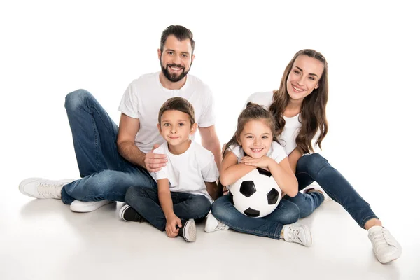 Famiglia felice con pallone da calcio — Foto stock