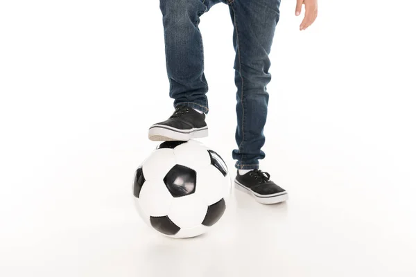 Niño con pelota de fútbol - foto de stock