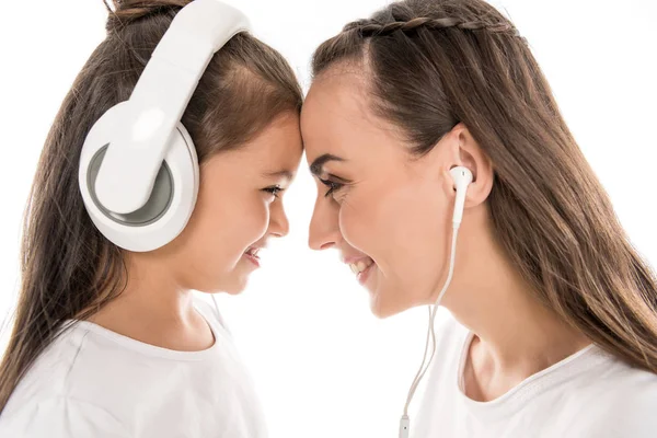 Madre e hija escuchando música - foto de stock