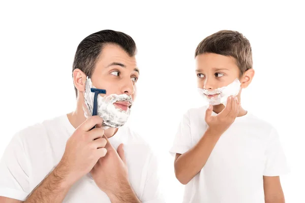 Отец и сын бреются вместе — стоковое фото