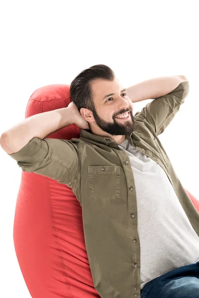Hombre relajante en silla de bolsa de frijol - foto de stock