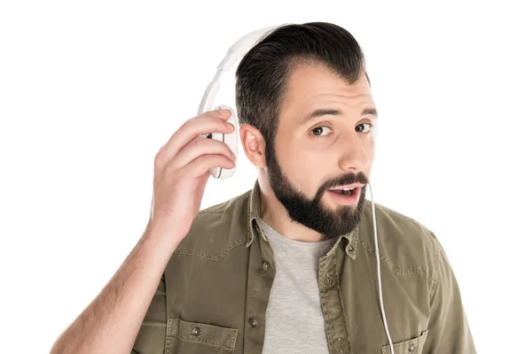 Hombre barbudo con auriculares - foto de stock