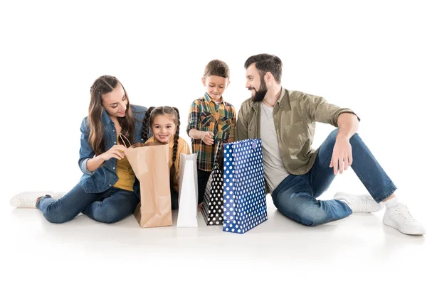 Семья с пакетами покупок — Stock Photo