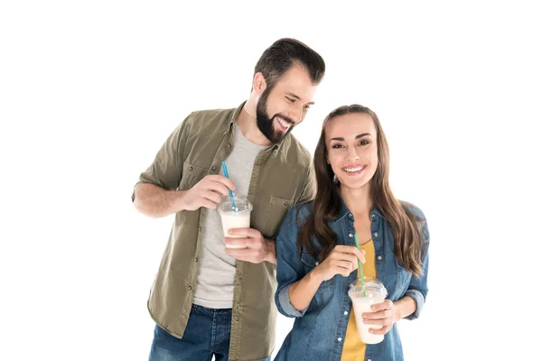 Couple souriant avec milkshakes — Photo de stock