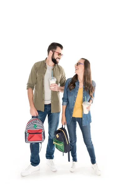 Couple avec sacs à dos et milkshakes — Photo de stock