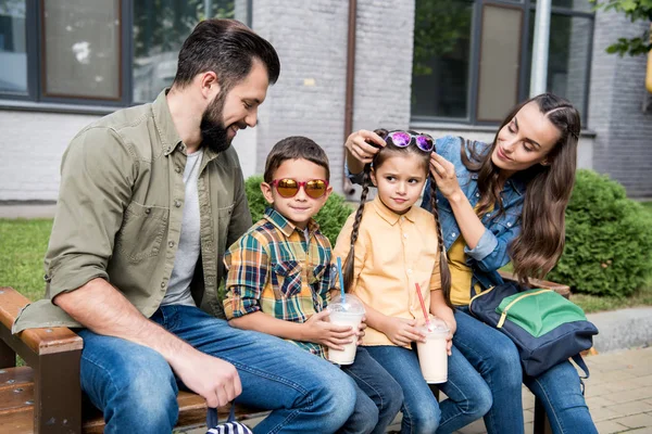 Eltern und Kinder mit Milchshakes — Stockfoto