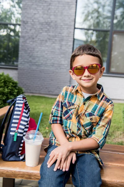 Menino pré-escolar em óculos de sol — Fotografia de Stock