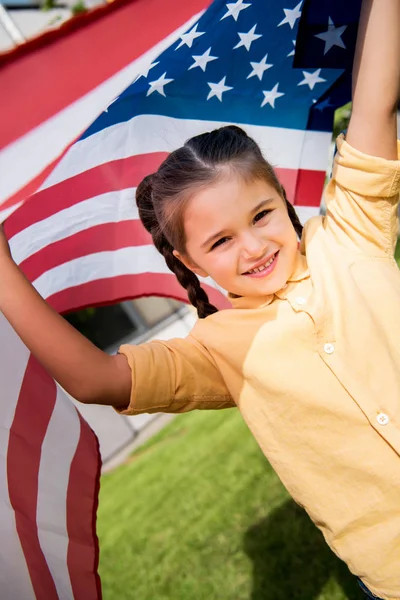 Bambino con bandiera americana — Foto stock