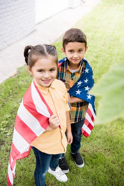 Geschwister mit amerikanischer Flagge — Stockfoto