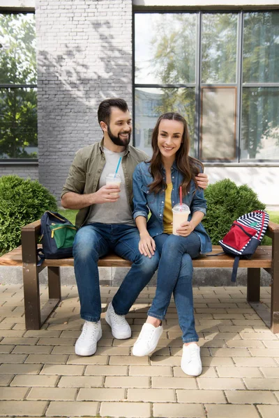 Feliz pareja con batidos - foto de stock