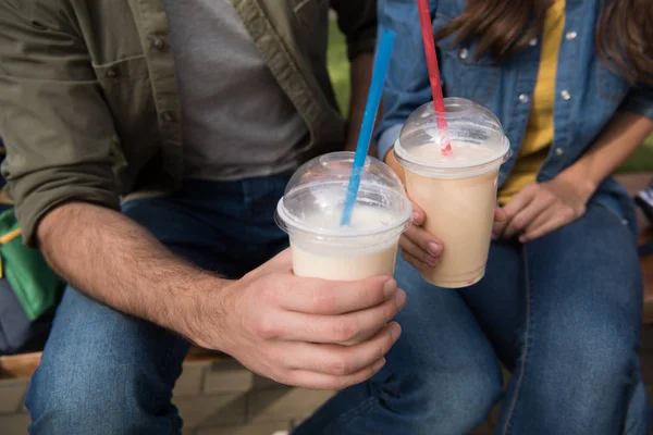 Couple avec milkshakes — Photo de stock