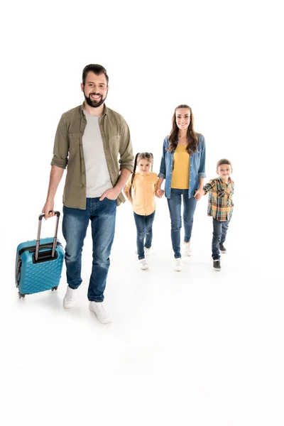 Familia con maleta lista para el viaje - foto de stock