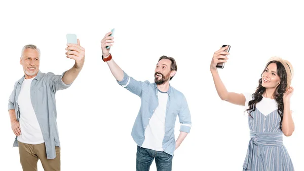 Personas sonrientes tomando selfie - foto de stock