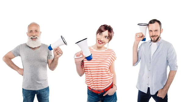 Lächelnde Männer und Frauen mit Megafonen — Stockfoto