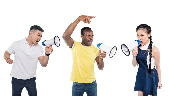 Personas multiétnicas con megáfonos - foto de stock