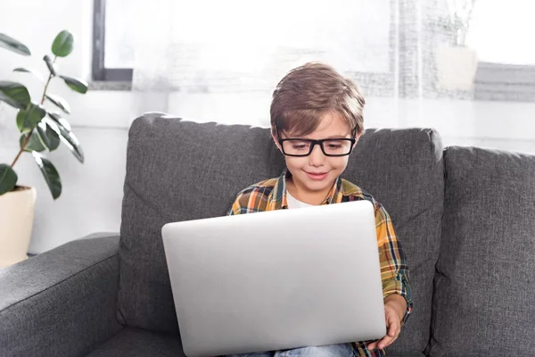 Menino usando laptop — Fotografia de Stock