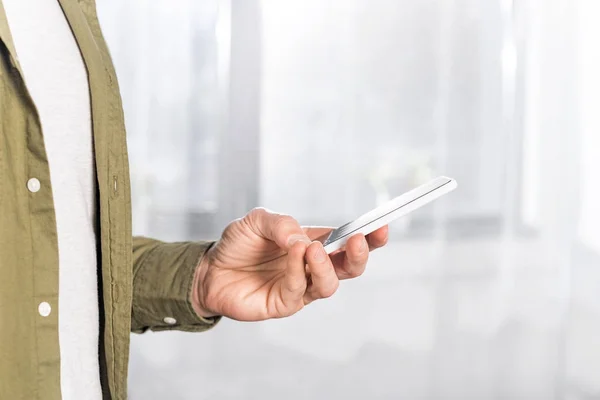 Man using smartphone — Stock Photo