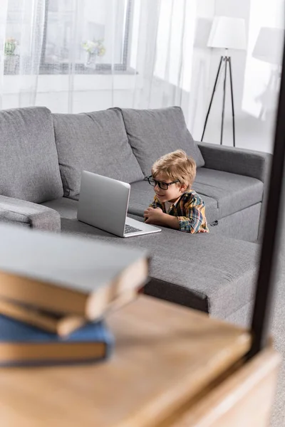 Menino olhando para laptop — Fotografia de Stock