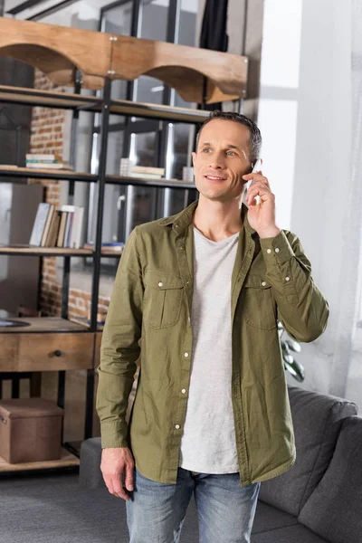 Homme parlant par téléphone — Photo de stock