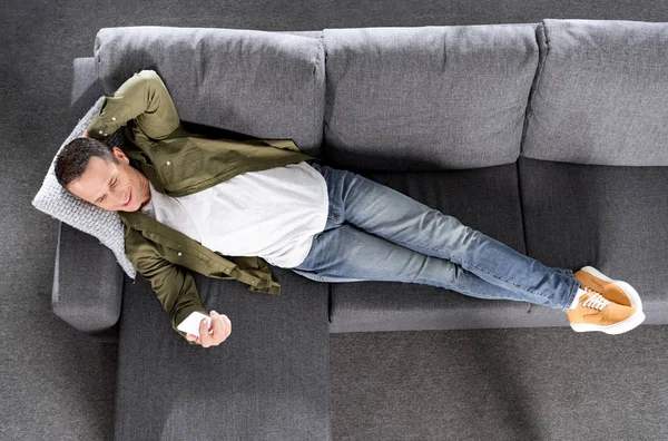 Hombre usando smartphone - foto de stock