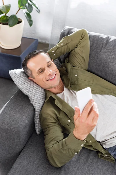 Hombre usando smartphone - foto de stock