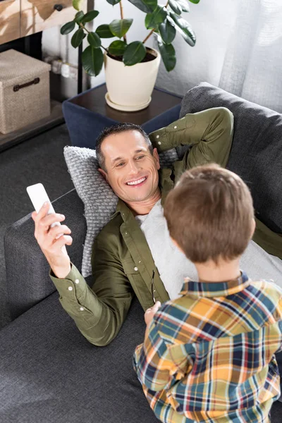 Homme souriant avec smartphone — Photo de stock