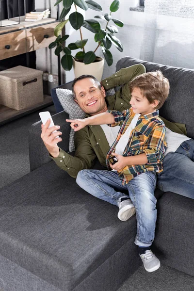 Padre e hijo con smartphone - foto de stock