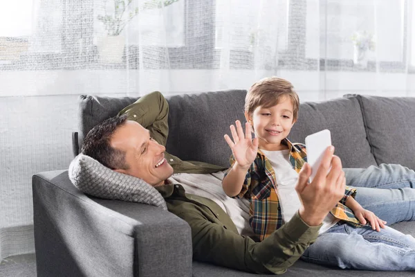 Padre e figlio con smartphone — Foto stock