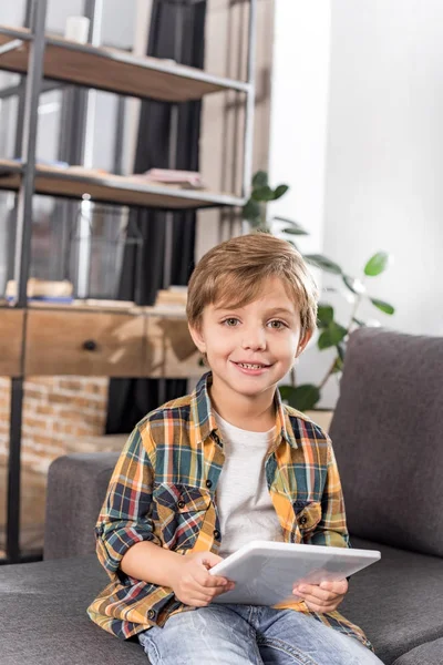 Маленький мальчик с планшетом — стоковое фото