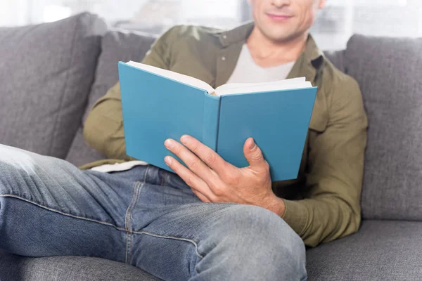 Hombre leyendo libro - foto de stock