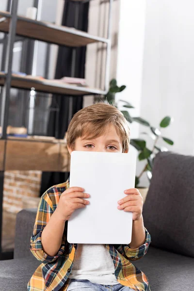 Niño pequeño con tableta - foto de stock