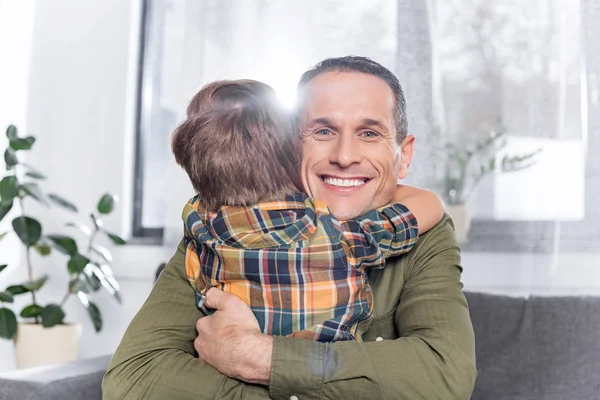 Vater und Sohn umarmen sich — Stockfoto