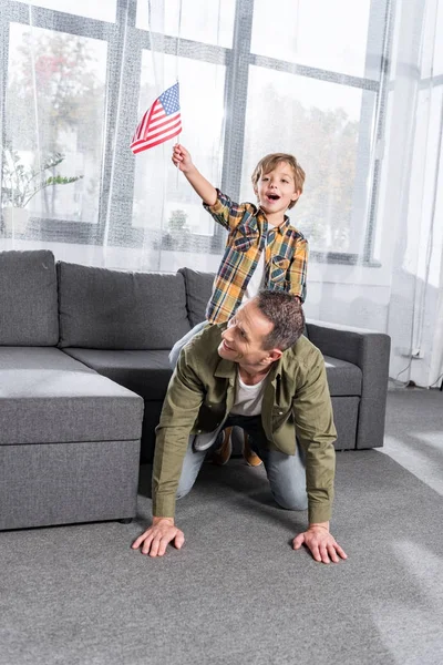 Familia piggybacking en casa — Stock Photo