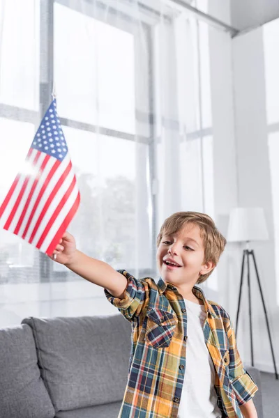 Хлопчик тримає прапор США — стокове фото