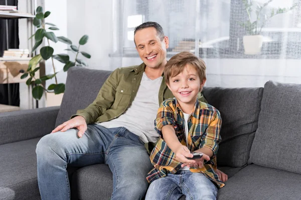 Familie schaut gemeinsam fern — Stockfoto