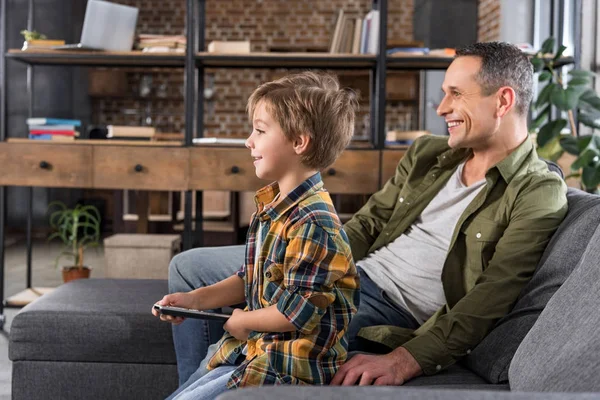 Отец и сын смотрят телевизор — стоковое фото